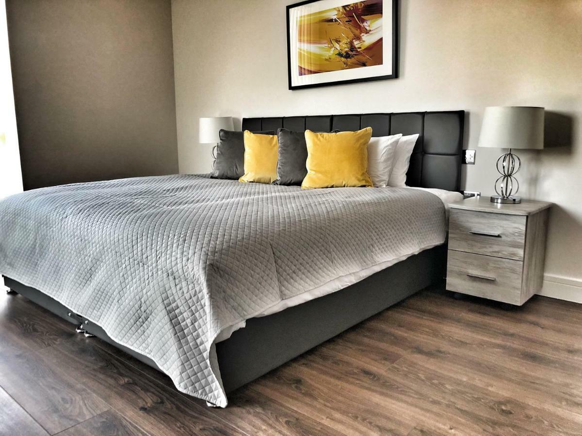 Luxury 2 Bed 2 Bath Apartment 18 Mins From Central London - Sleeps 6 Watford  Buitenkant foto