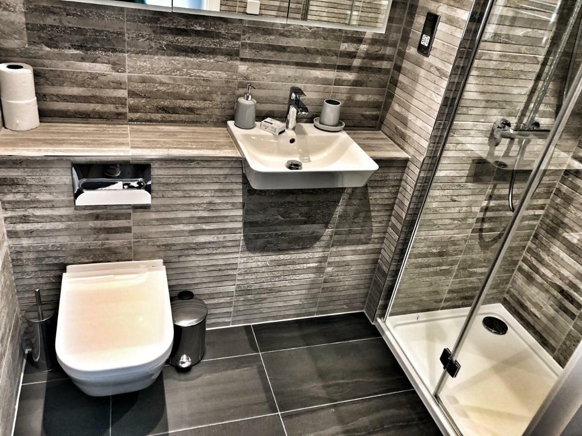 Luxury 2 Bed 2 Bath Apartment 18 Mins From Central London - Sleeps 6 Watford  Buitenkant foto